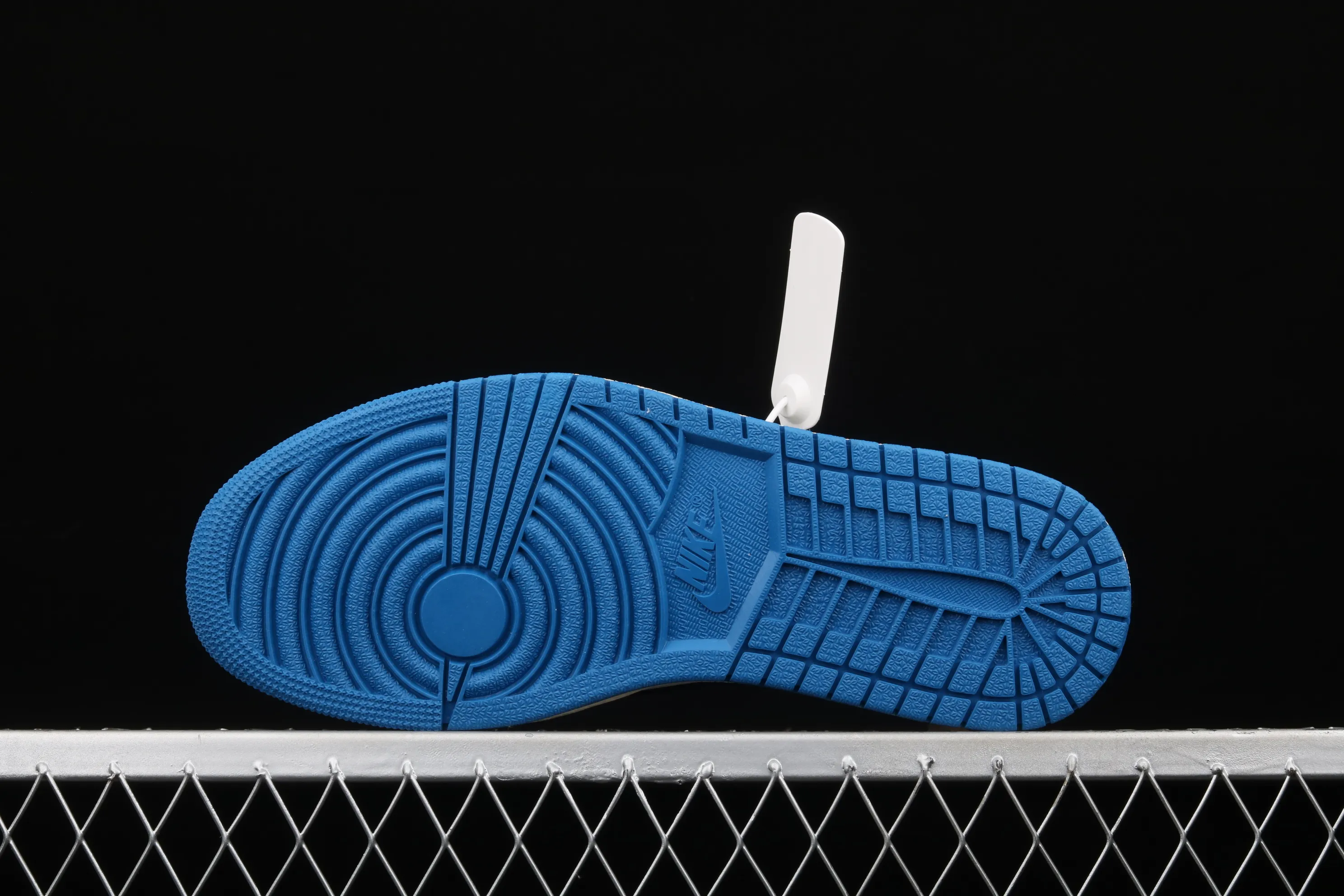 All Categories Air Jordan Jordan Series Basketball Shoes Air Jordan 1 Low L Version Travis Scott x Air Jordan 1 High OG AJ1 Lightning Undercut Low DM7866-140